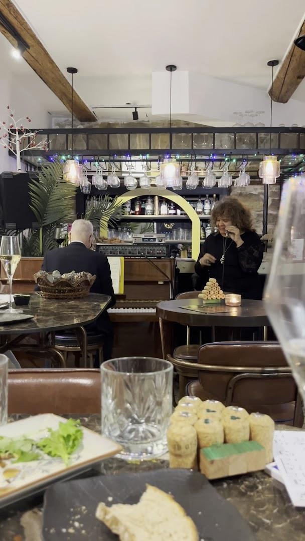 Jazz Bar & Tapas at Oscar's - Photo 3